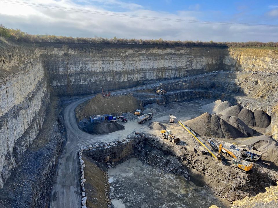 Luftbild des Steinbruchs Ramsthal mit Zufahrt und Halden